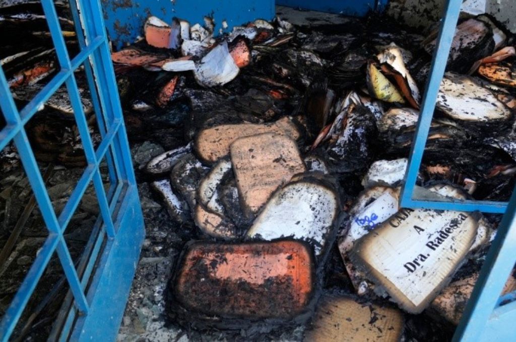Vandalismo en Rosario: prendieron fuego cajas apiladas en el acceso al edificio del API