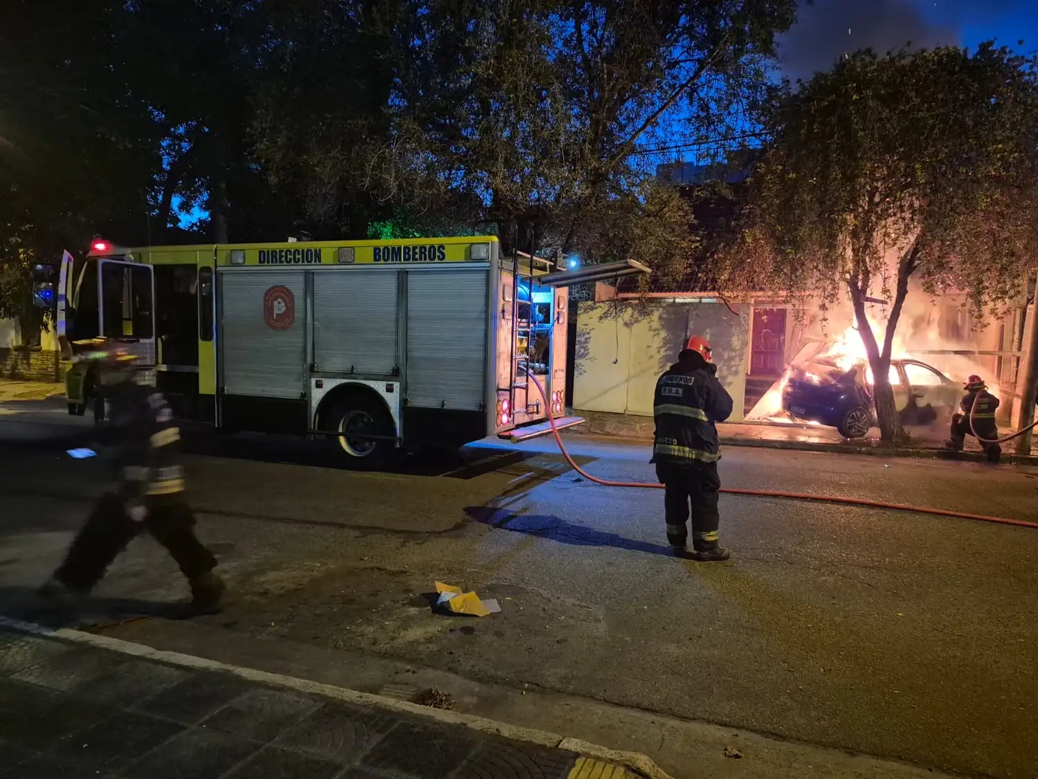 El automóvil comenzó a incendiarse casi de inmediato, generando momentos de pánico entre vecinos.