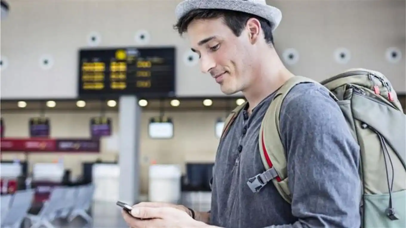 Cuáles son los peligros de cargar tu celular en lugares públicos