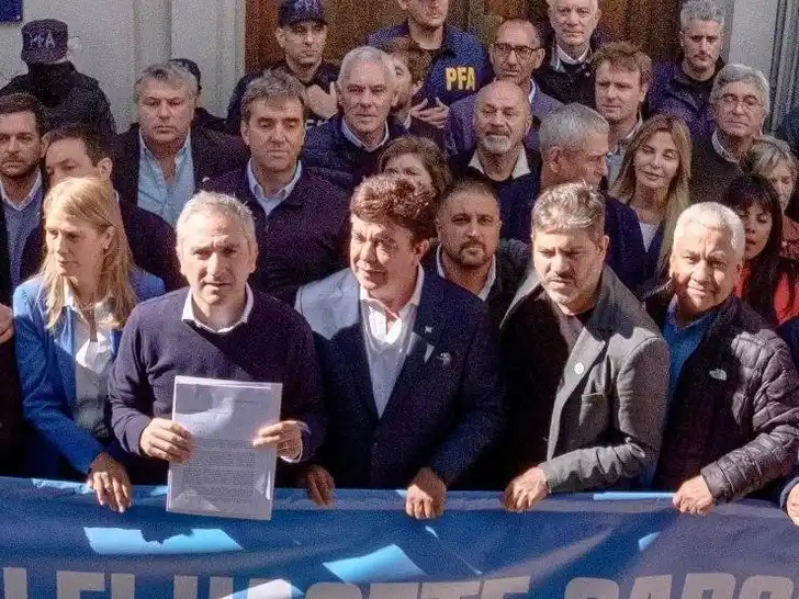 Salazar, en primera fila y al lado de Carli Bianco.