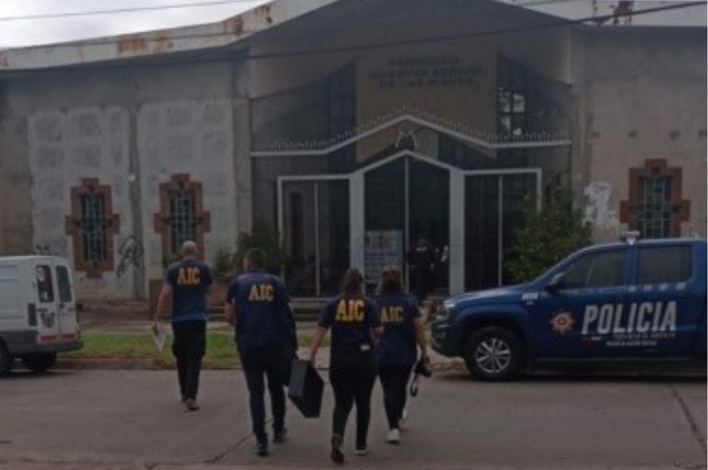 Rosario: intentó ingresar a una parroquia por un ventanal, cayó de 3 metros de altura y está grave