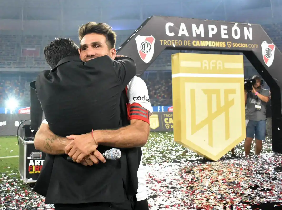 Ponzio, en apretado abrazo con Marcelo Gallardo. Juntos, hacen historia grande en River.
