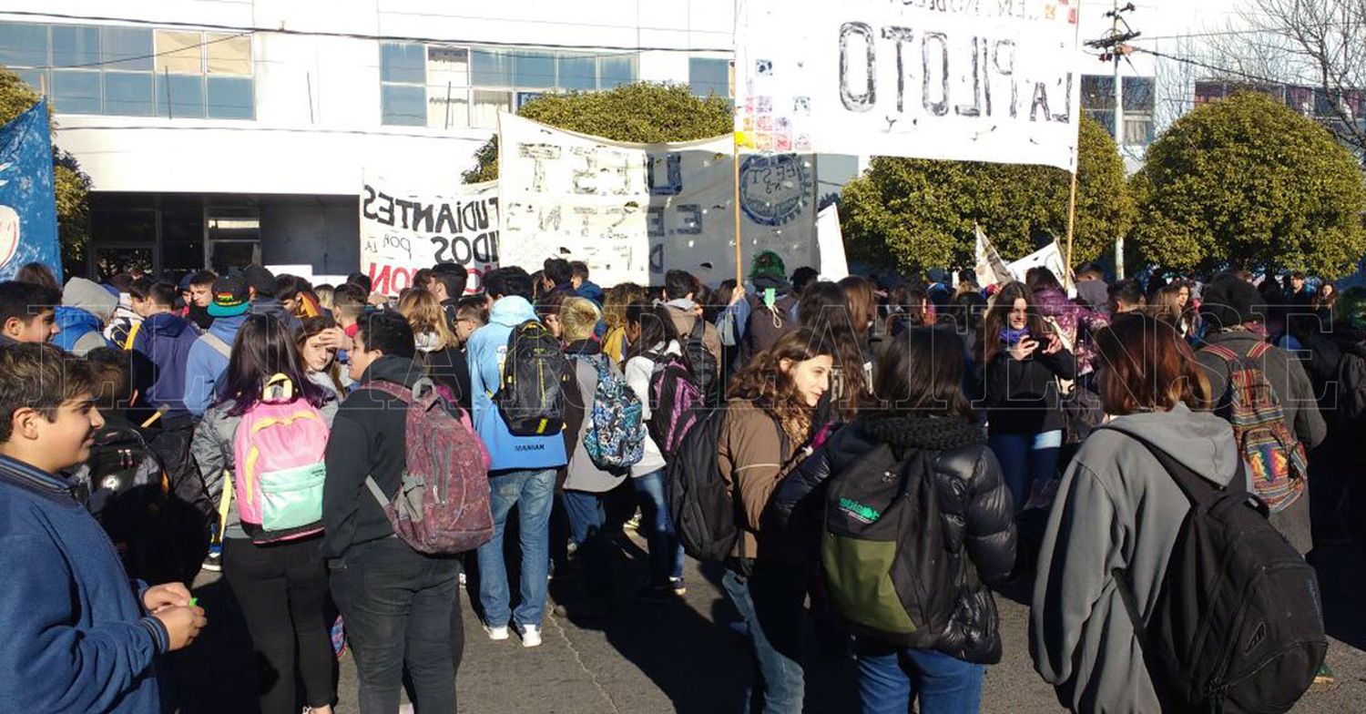 Movimientos estudiantiles protestaron frente al Consejo Escolar