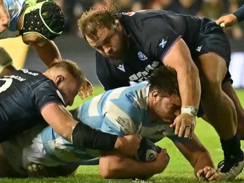 Pedro Rubiolo anotando su try a pura potencia.Foto:Getty