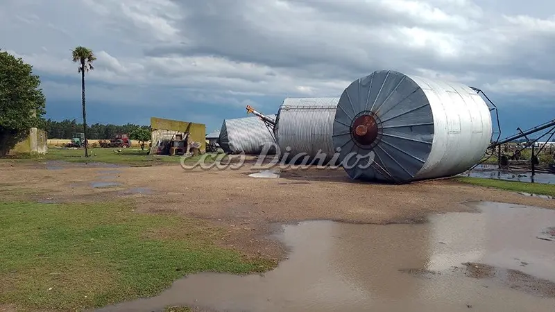 Gentileza Radio Ciudad Lobería - Impactante imagen. El temporal dio por tierra con numerosos silos
