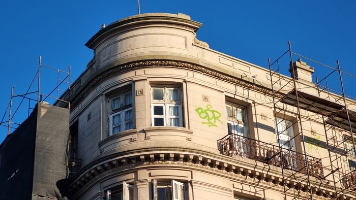Graffitearon en altura la fachada del Rectorado, un edificio histórico de la ciudad