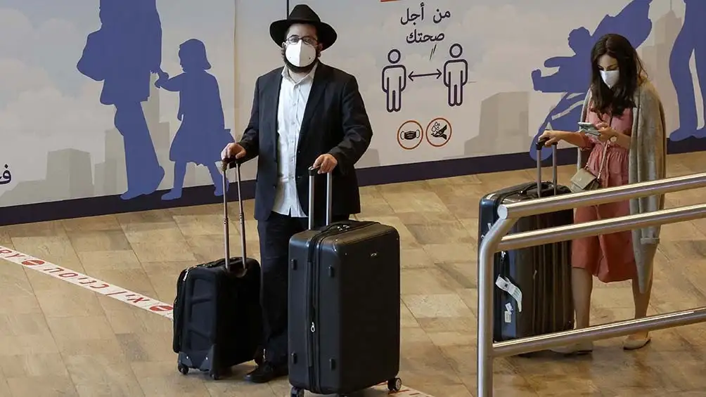 La cepa india Delta obligó a Israel a reimponer el tabapocas en lugares cerrados.