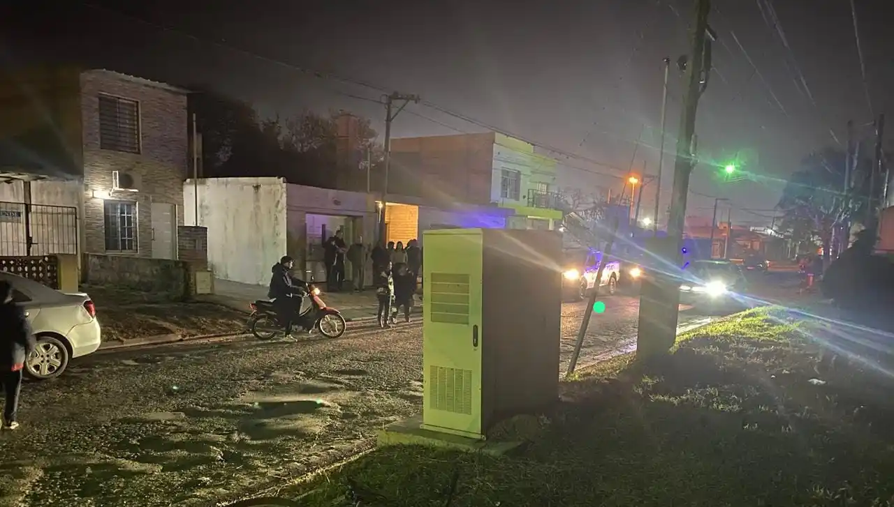 Vecinos lograron reducirlo cuando intentaba fugarse del lugar donde había apuntado con un arma a una pareja para robarle la moto.