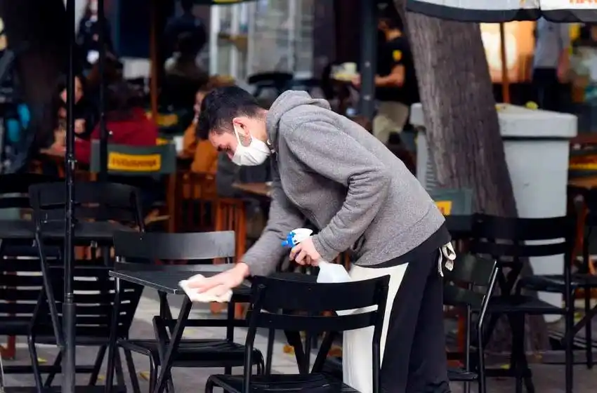 Advierten que en bares y restaurantes de Pichincha y Pellegrini existe un 80% de trabajadores informales