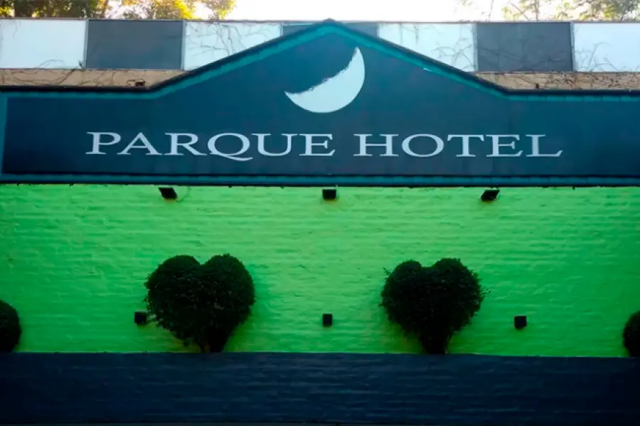 Hicieron un trío, se negaron a pagar el “hotel” y protagonizaron un escándalo
