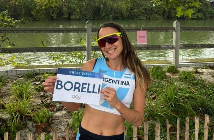 Florencia Borelli con su dorsal para el maratón olímpico.
