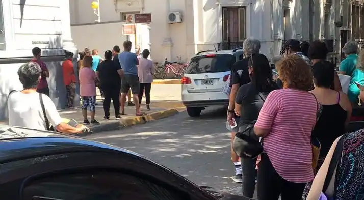Banco Nación: “Ayer los abuelos al rayo del sol 2 horas y siguen igual, atendiendo con 2 cajas”