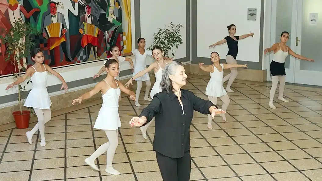 Presentación. De niñas del Instituto de Danzas en el hall de la Municipalidad