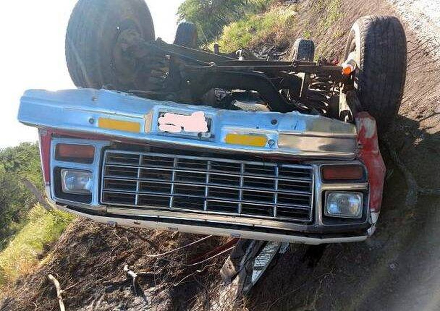 Ocho personas viajaban en una camioneta que despistó y volcó