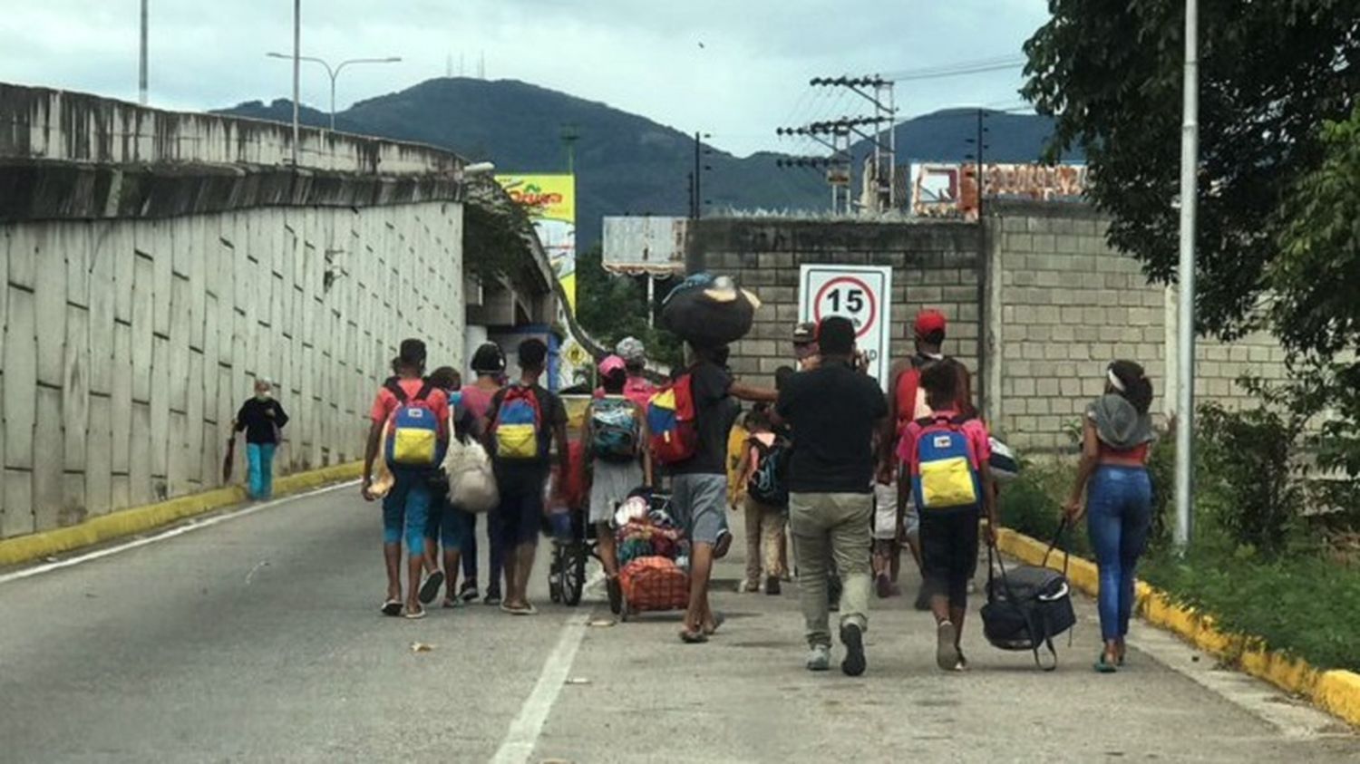 ABUSOS DE TODO TIPO: los caminantes son un negocio para cuerpos de seguridad y grupos irregulares