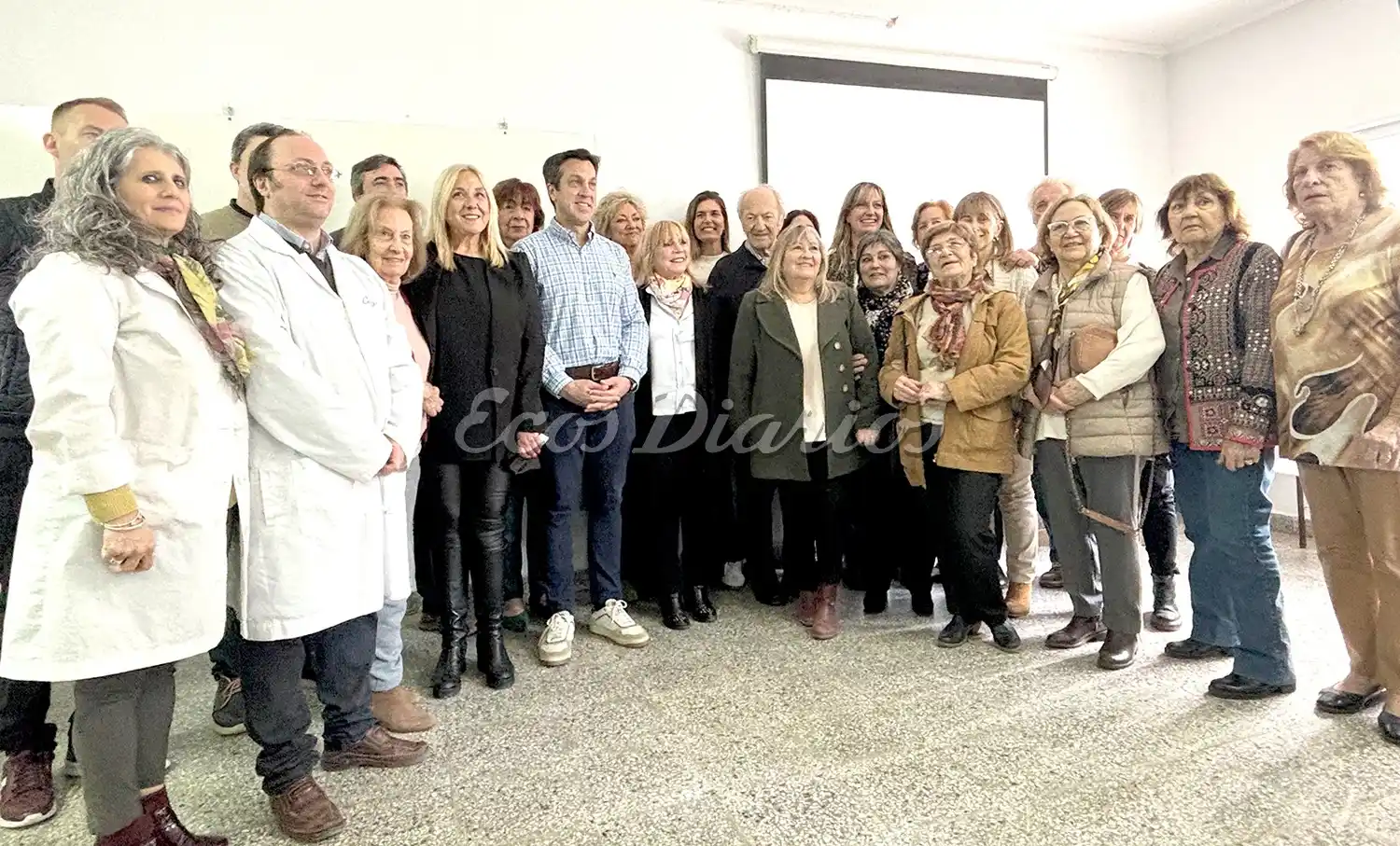 Unidos por el gran objetivo. El intendente Rojas posó con sus funcionarios y miembros de la Cooperadora