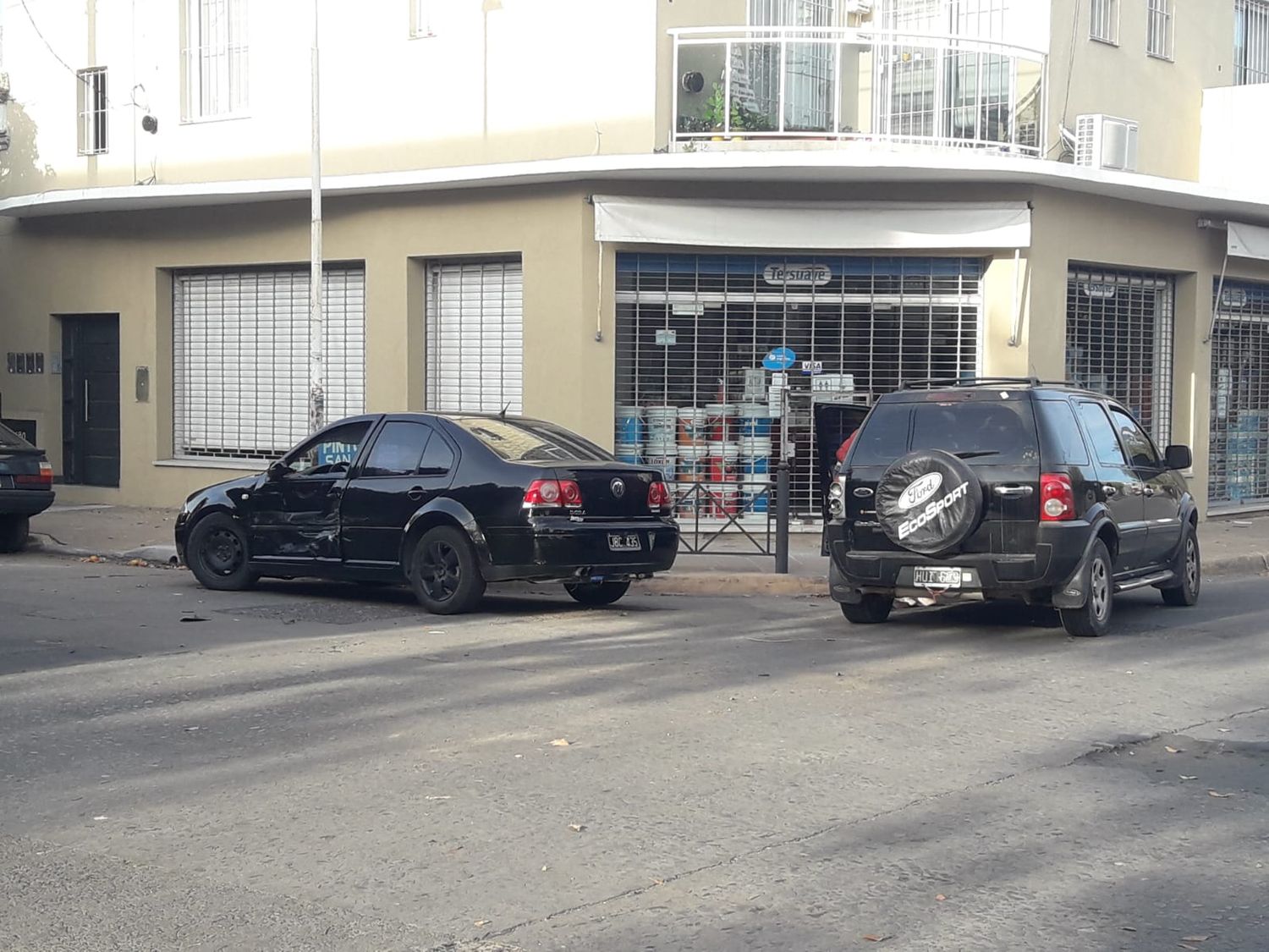 Auto y camioneta chocaron en Salta y San Martín