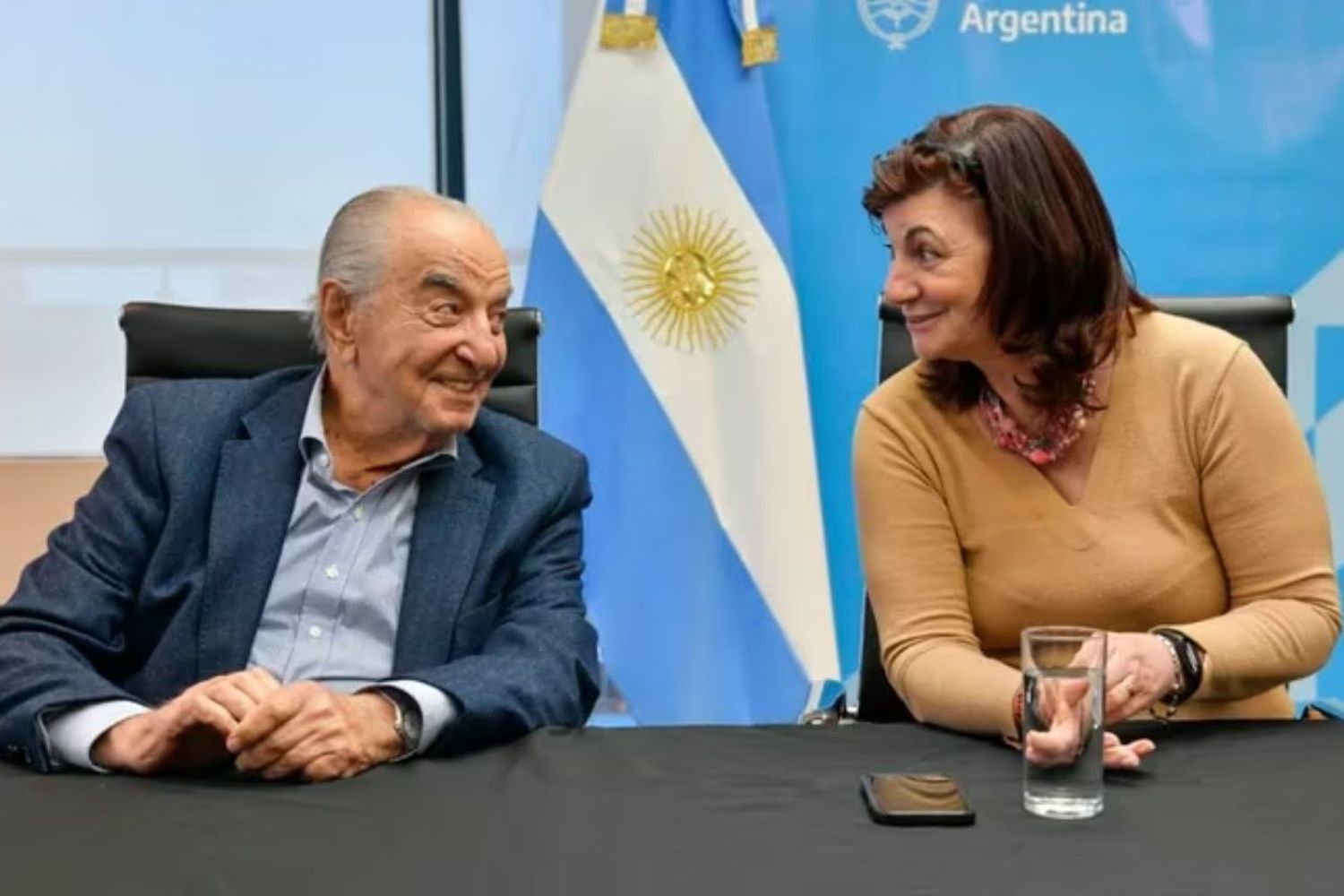 El presidente de Faecys, Armando Cavalieri, junto a la ministra de Trabajo de la Nación, Kelly Olmos