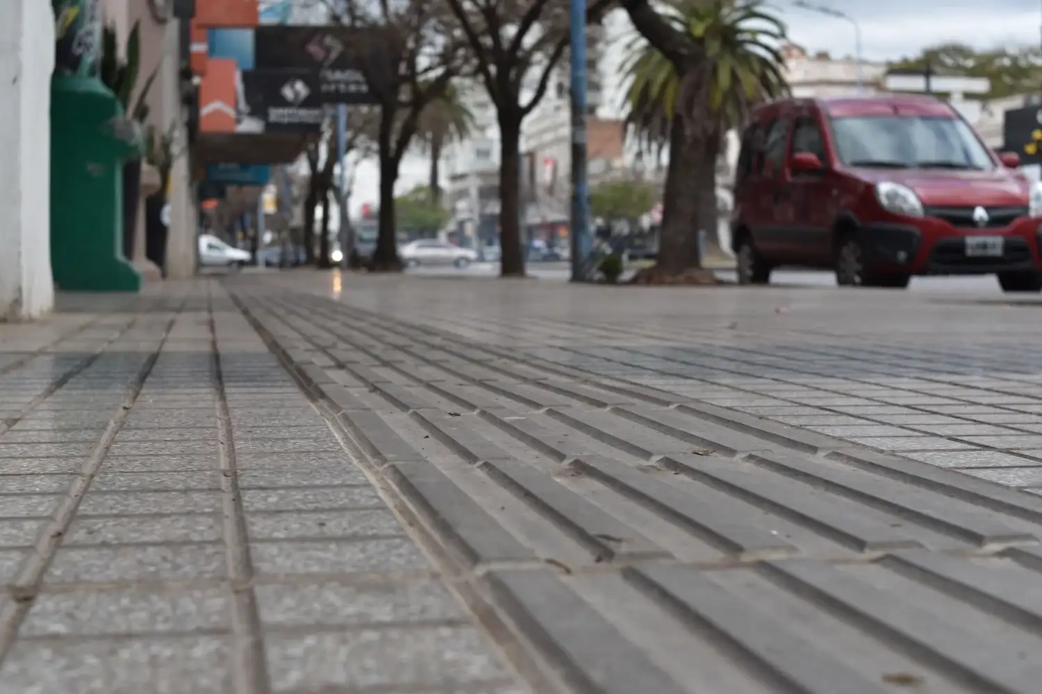 Bv Santa Fe sumó nuevas veredas accesibles con rampas, pisos podotáctiles y más espacios verdes - 1