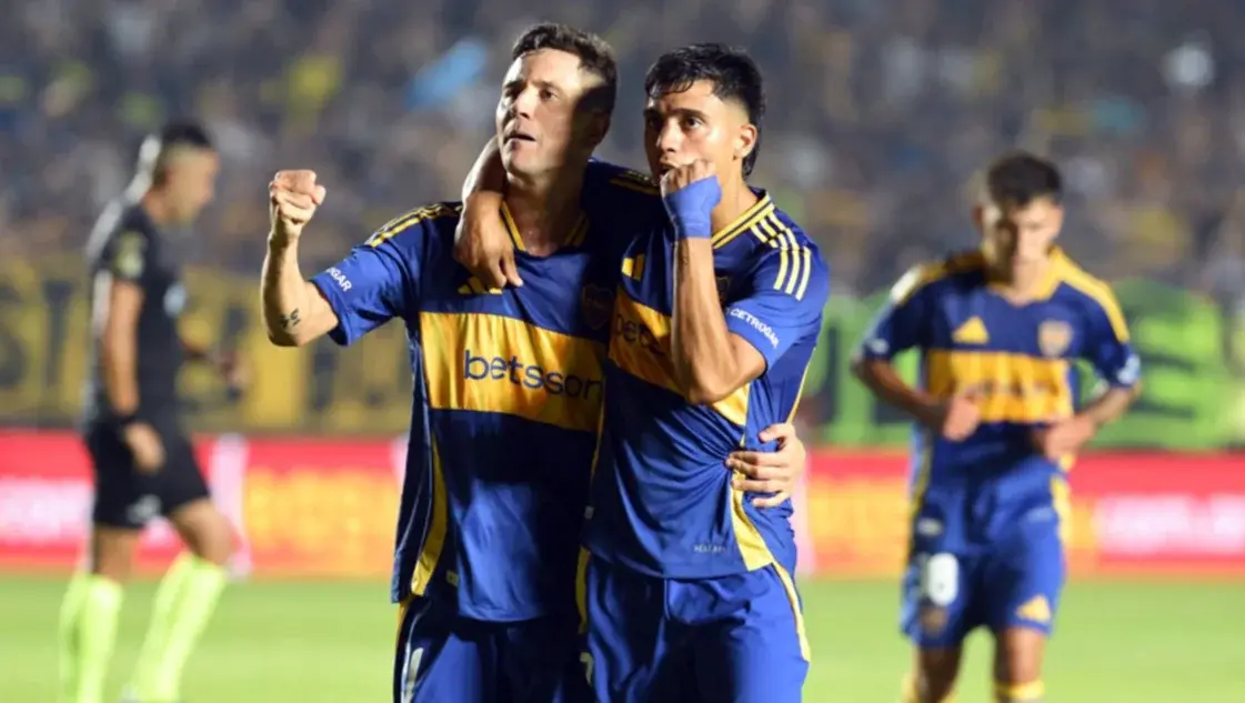 Ander Herrera y Exequiel Zeballos festejan con la gente. Foto: Olé