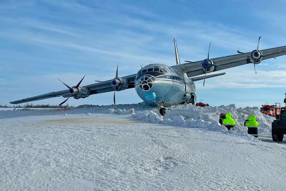 Un Antonov An-12 realiza un aterrizaje de emergencia y se sale de pista en Rusia