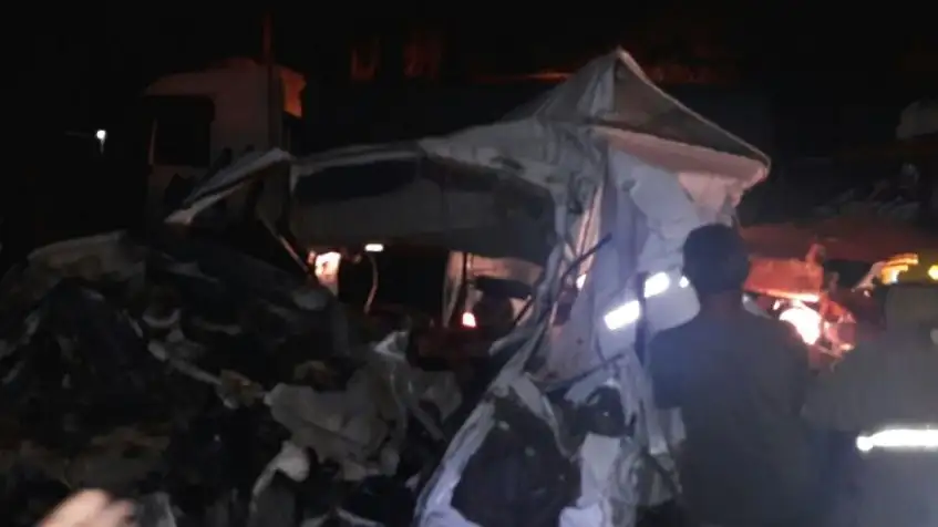 Tres muertos en un choque entre dos camiones y una trafic