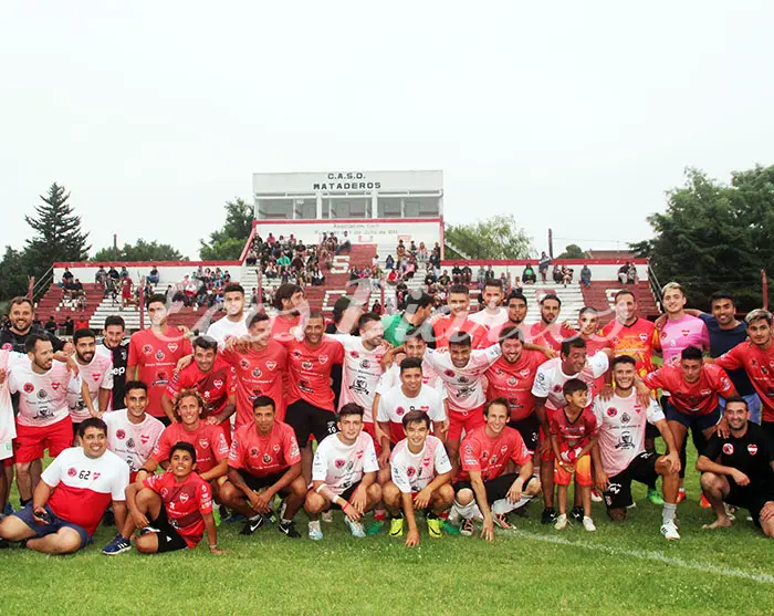 Solidario partido de fútbol en Mataderos