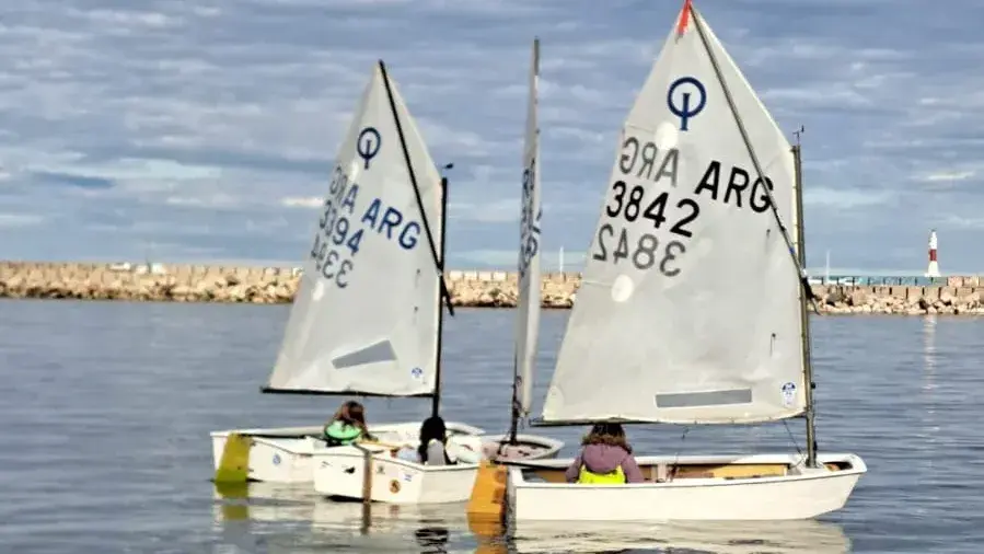 Actividad náutica en el puerto, a cargo del Club Náutico Necochea