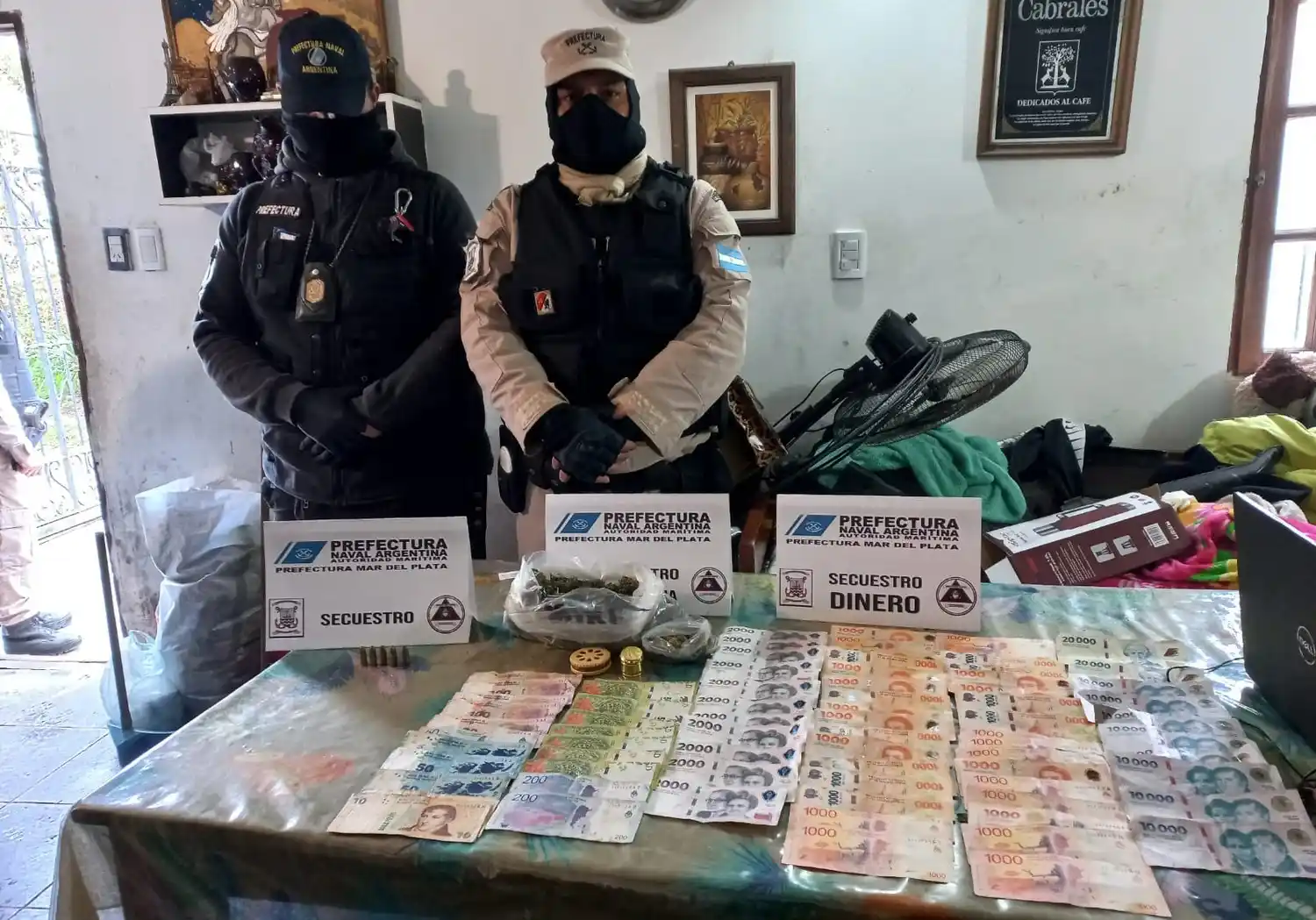 Dinero, armas y diversas sustancias, parte del secuestro realizado por Prefectura.