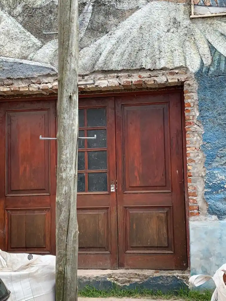 Insólito: Un poste de teléfono en la puerta de un garage 