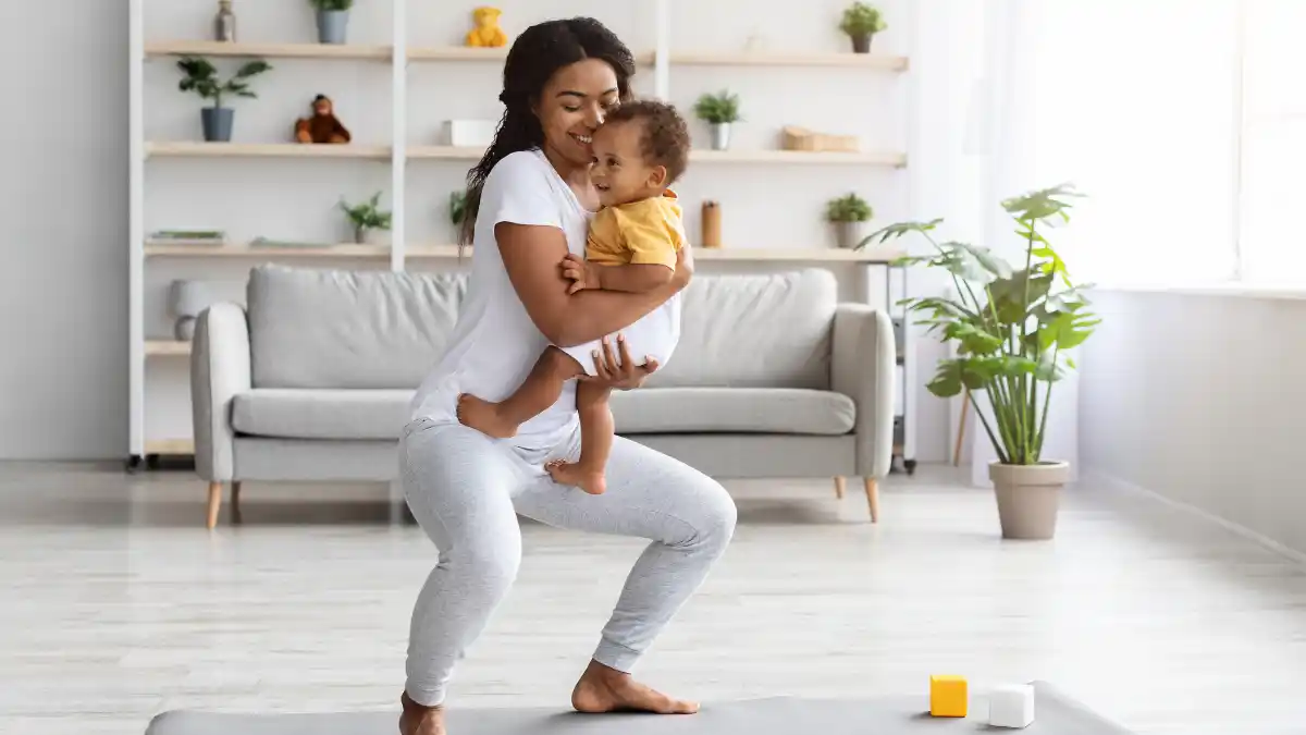 El suelo pélvico debilitado y la diástasis abdominal son razones clave para no apurarse con la actividad física posparto/ DeporteGlam