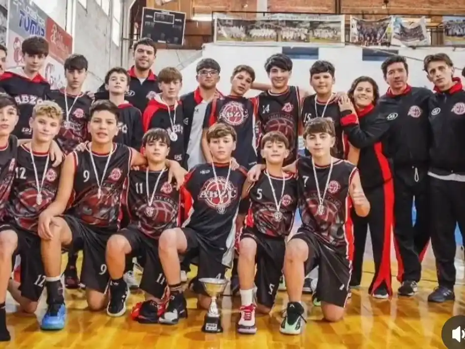 Faustino Mangiaterra y Valentino Vellón integraron la selección de ABZC que terminó segunda en el zonal U13. PH: agencia.