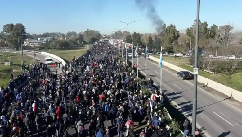 Movimientos sociales y sindicales cortan accesos a Capital Federal