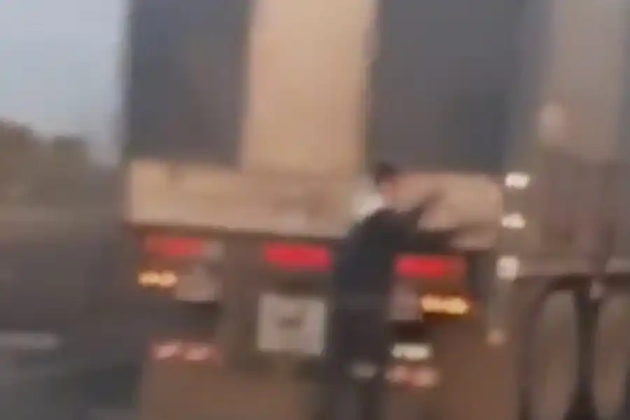 Rosario: el video de un hombre que libera la carga de cereales de un camión en movimiento y luego escapa