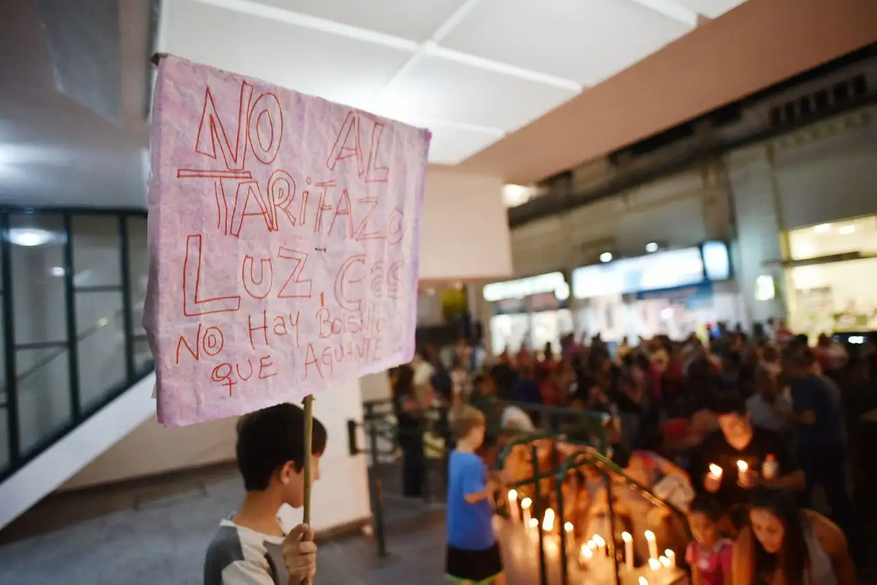 Frente a la Cooperativa, se realizó la Marcha de las Velas contra el tarifazo