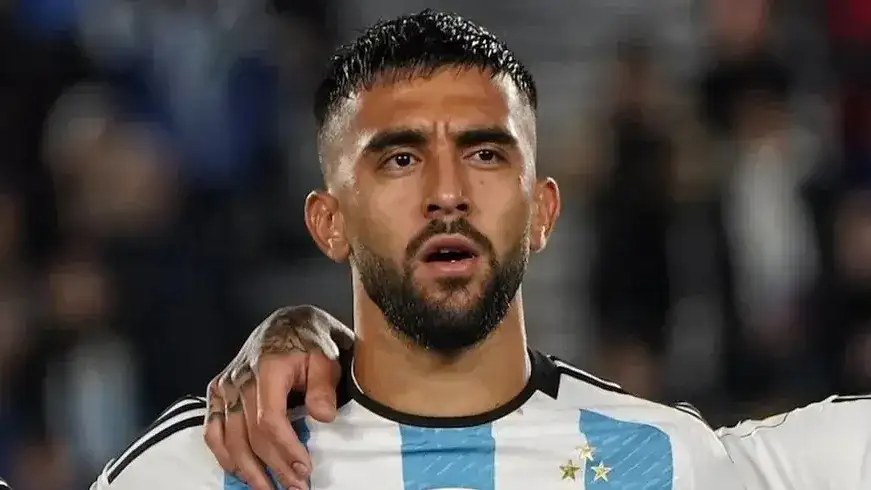 "Es una locura todo lo que vivimos. Ver a la gente bajo la lluvia esperándonos fue algo increíble. No hacía falta que fueran porque no logramos lo que esperábamos, pero sentir ese cariño nos emociona muchísimo", expresó el jugador argentino.