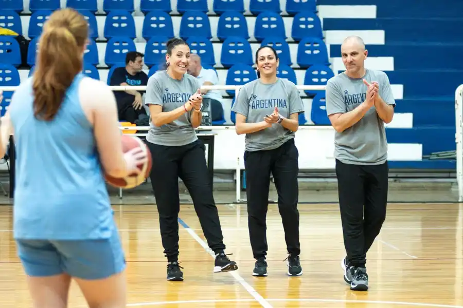 Daiana Di Benedetto junto con su staff en una de las prácticas. (Foto: Prensa CABB)