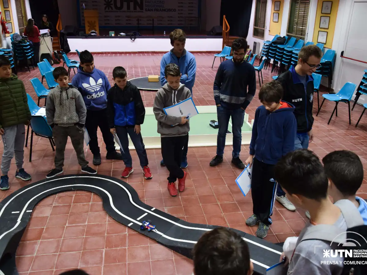 Comenzó el curso de robótica para niños en UTN