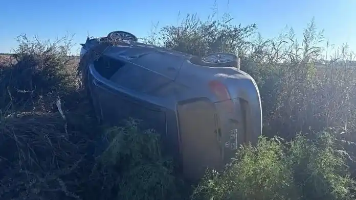 Una mujer terminó hospitalizada tras volcar con su auto en zona rural