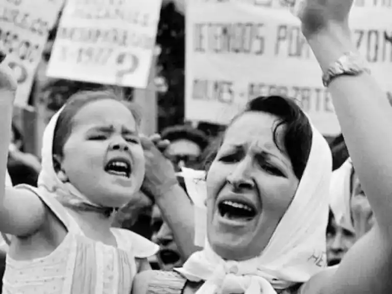 Hoy voy pal río: poesía y canciones para la memoria