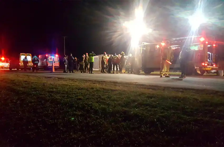 Dos muertos y al menos 20 heridos al volcar un micro en la Autovía 2