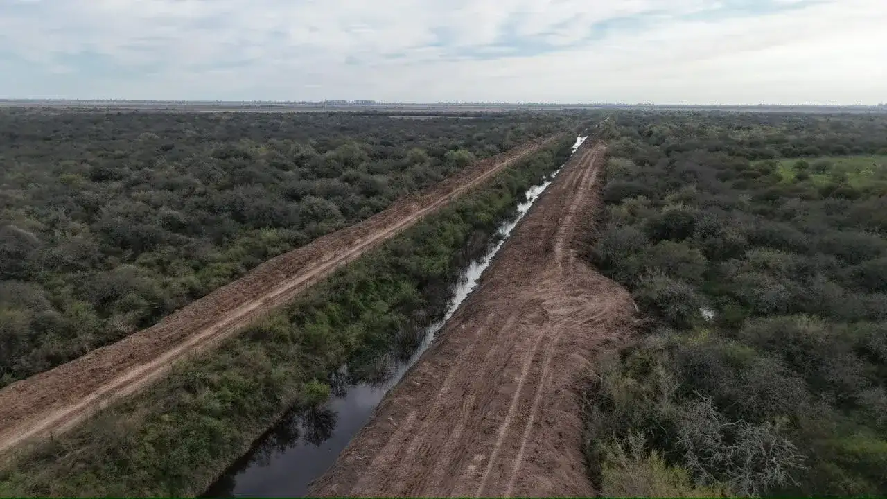 Comenzó la limpieza del Canal Malaquías como parte de un plan para intervenir 352 kilómetros en el centro santafesino - 1
