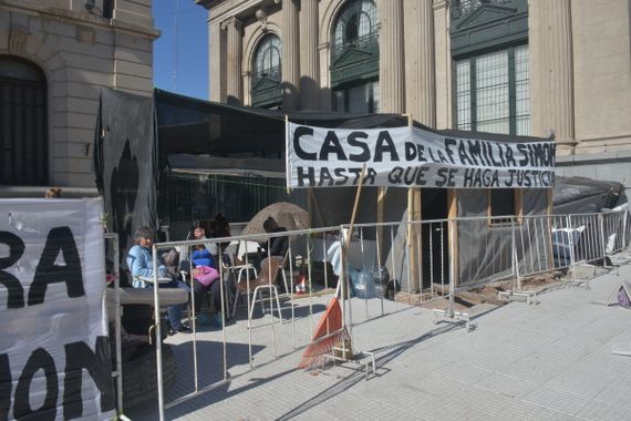 El Municipio consideró que el acampe es una "provocación" pero la familia Simón resistirá en el lugar