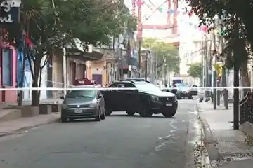 El operativo en La Boca abarca 4 cuadras a la redonda: un policía mató a un hombre que habría querido robarle el arma.