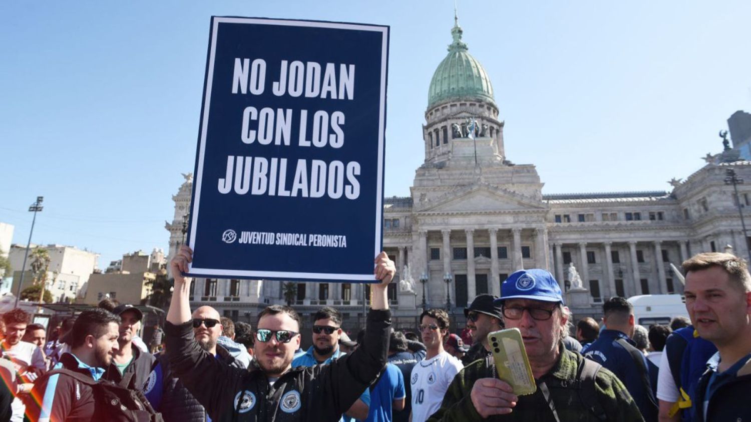 Marcha de jubilados y gremialistas contra las políticas económicas de Javier Milei