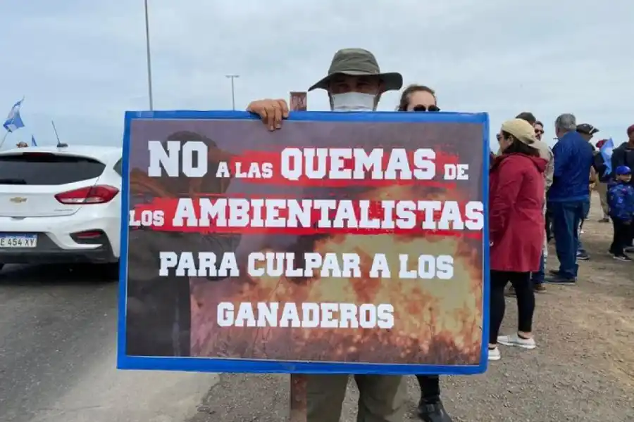 Productores agropecuarios se manifestaron en el Puente Rosario-Victoria contra la Ley de Humedales