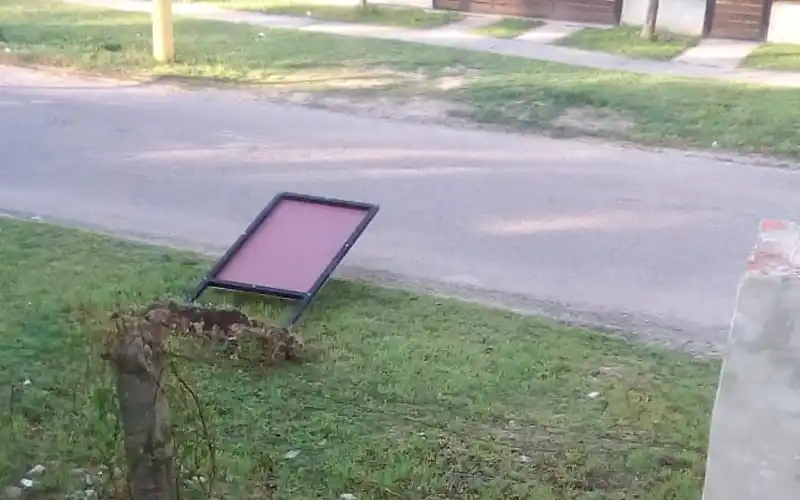 Reporte ciudadano: “Así está uno de los carteles en Las Canaletas”