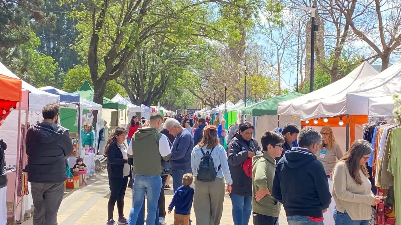 Más de 200 emprendedores y exposición de autos sobresalieron en el “Paseo de la Ciudad” 