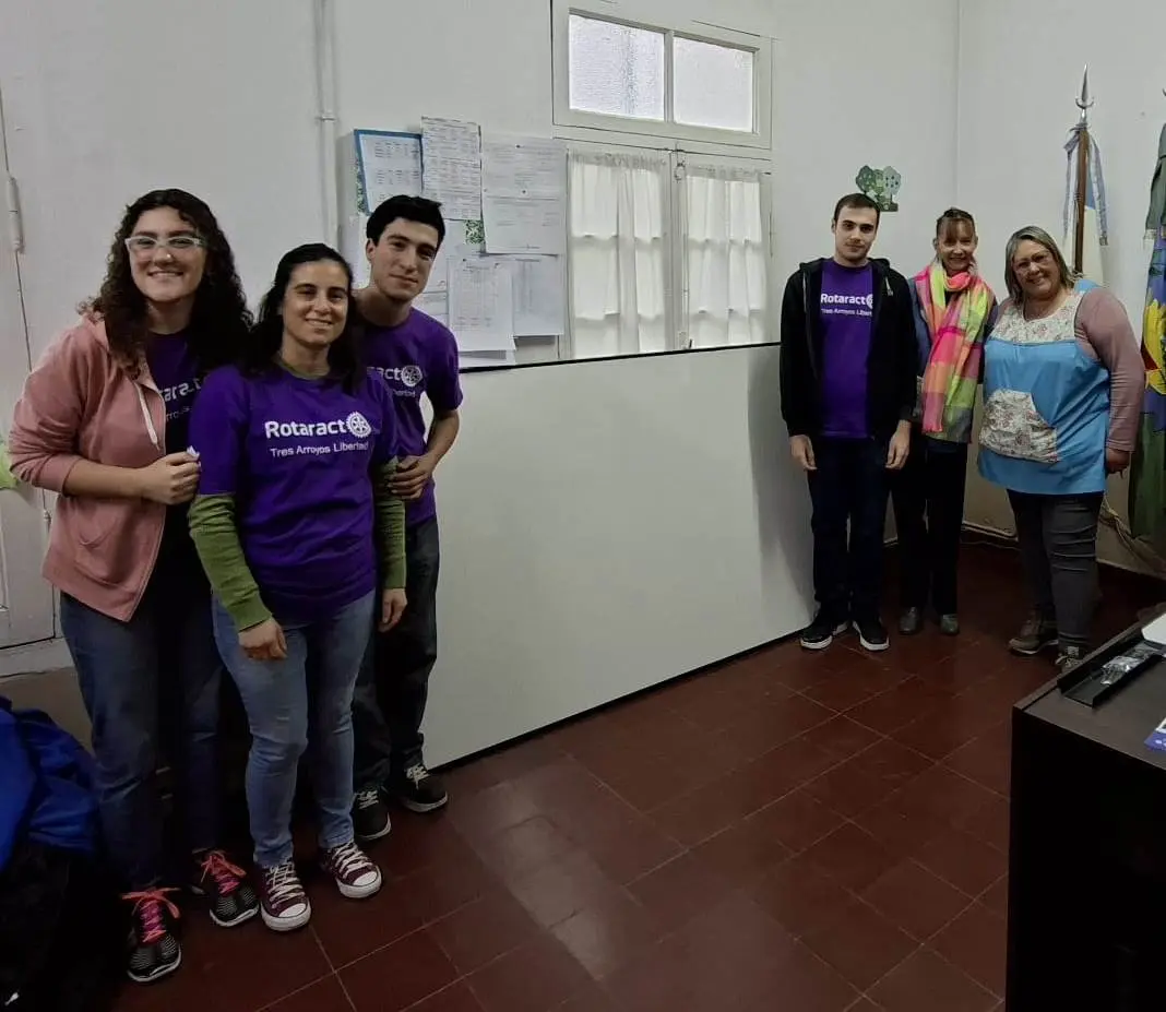 Rotaract donó una pizarra para fibrón a la Escuela 27