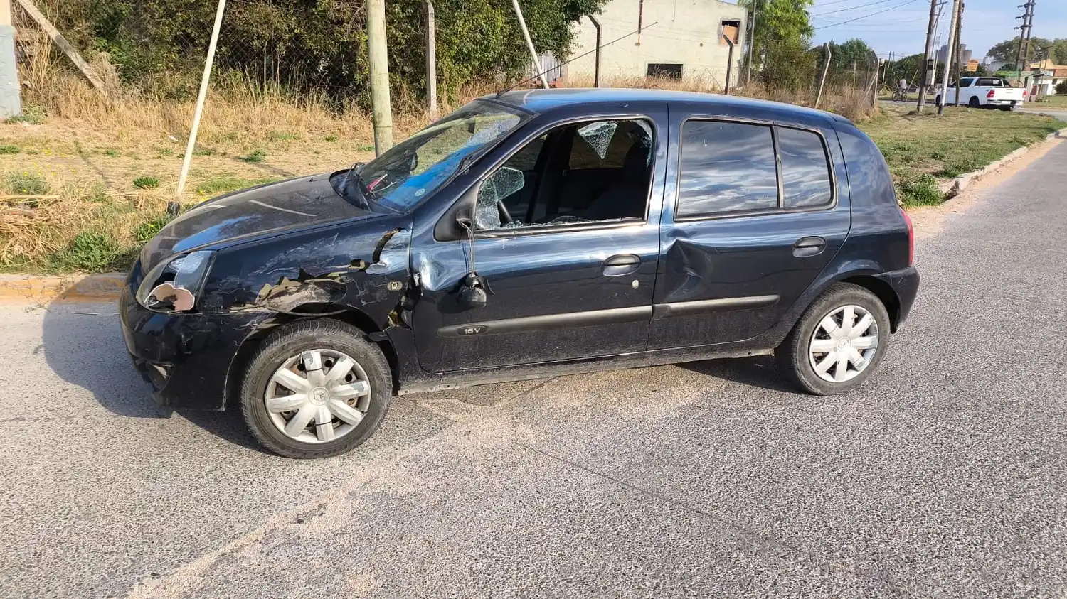 Fuerte choque entre una moto y un auto en Quequén: tres personas al hospital